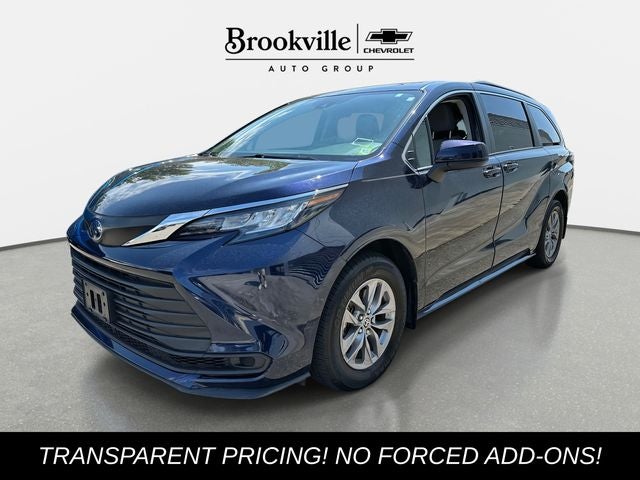 2023 Toyota Sienna LE 8 Passenger